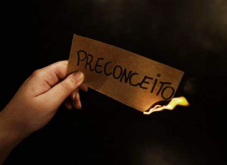Distanciamento autoritário: preconceito no business e na vida